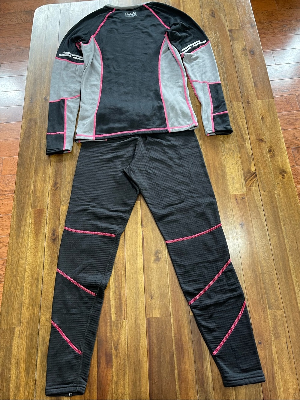 Cabela's women’s Thermal base layer Pink and black medium two piece long sleeve - Picture 4 of 11